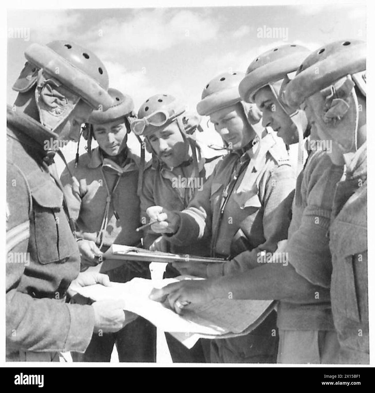 Gli equipaggi di carri armati americani discutono di piani e strategie di coordinamento prima di iniziare le operazioni nel deserto durante le manovre militari. Foto Stock