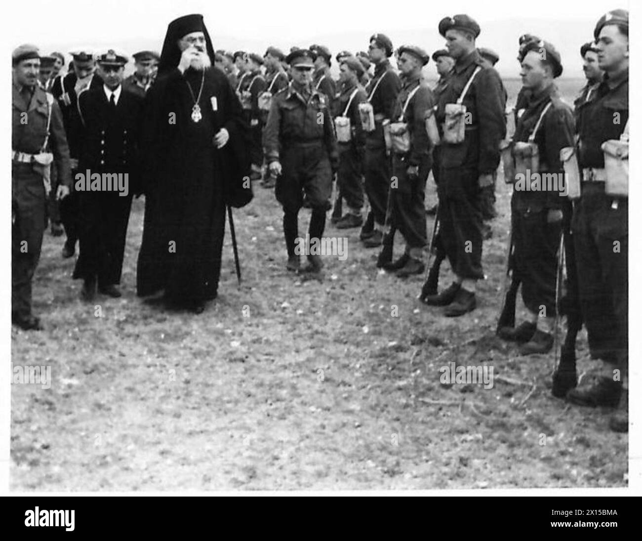 L'arcivescovo Damaskinos ispeziona gli ufficiali e gli uomini del 1st Royal Sussex Regiment a Salonicco per garantire che i termini del trattato di pace siano rispettati. Foto Stock