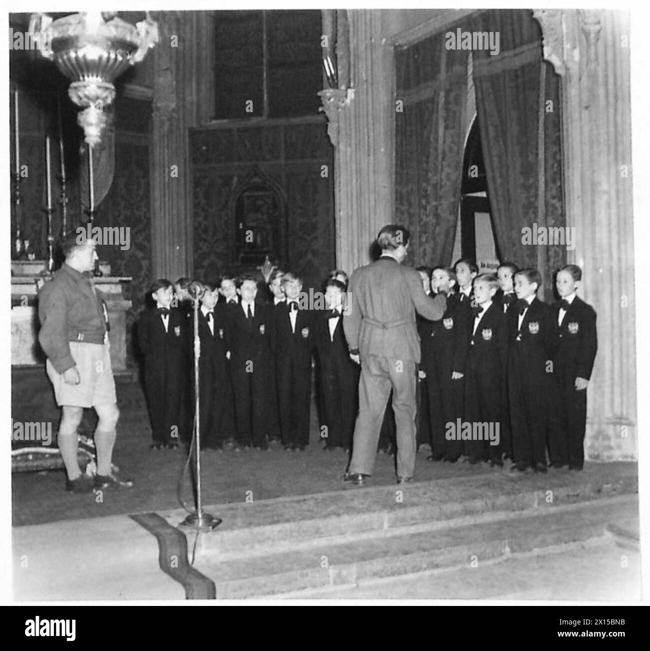 IL FAMOSO CORO VIENNESE REGISTRA Un RECORD DEL B.B.C., il famoso coro viennese dei ragazzi diretto dal Dr. Fleisghmann, che registra un record per il B.B.C. nella Chiesa del Palazzo Imperiale, l'esercito britannico di Vienna Foto Stock