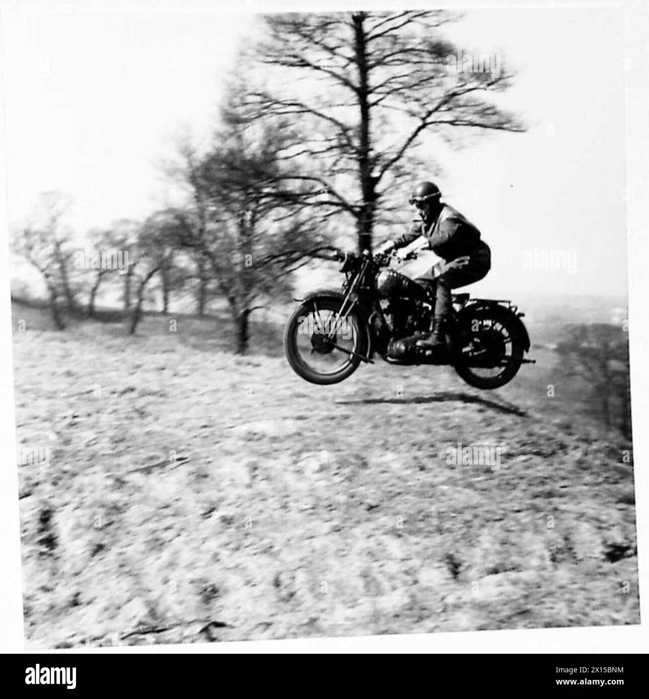 Gli istruttori della RASC Officers Training School dimostrano agli studenti la gestione delle motociclette di fondo durante gli esercizi dell'esercito britannico. Foto Stock