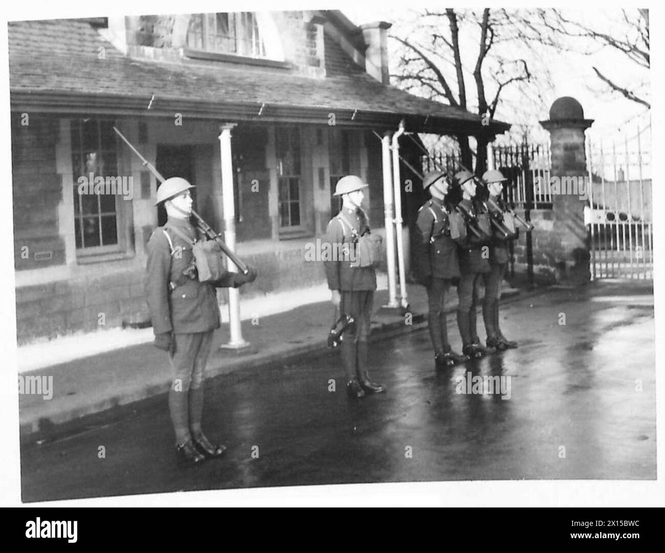 La guardia principale è posizionata all'ingresso della Scottish Cavalry Training School, supervisionando l'accesso e la sicurezza della struttura. Foto Stock La guardia principale è posizionata all'ingresso della Scottish Cavalry Training School, supervisionando l'accesso e la sicurezza della struttura. Foto Stock