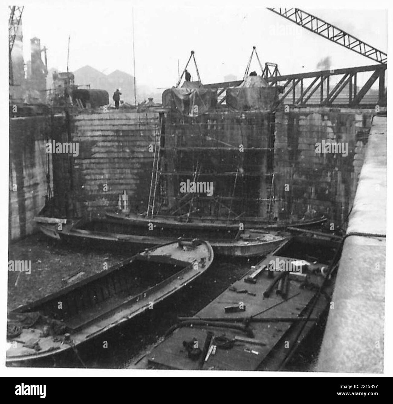 Vista di un muro di carenaggio presso East India Docks, costruito per contenere unità in cemento, costruito dall'appaltatore R. McAlpine & Co per uso militare. Foto Stock