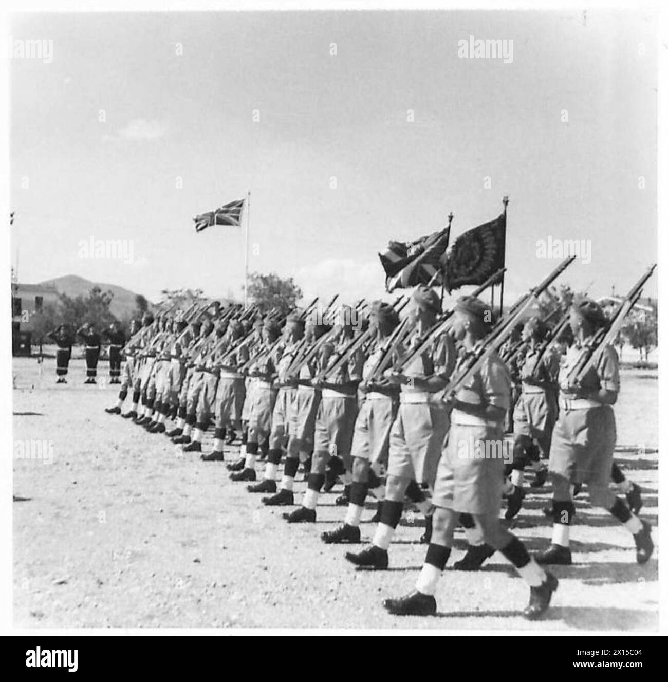 Il GoRPC-in-C ispeziona una parata in Grecia in cui il 2° battaglione, i reali fucilieri, presentano i colori durante una revisione militare. Foto Stock