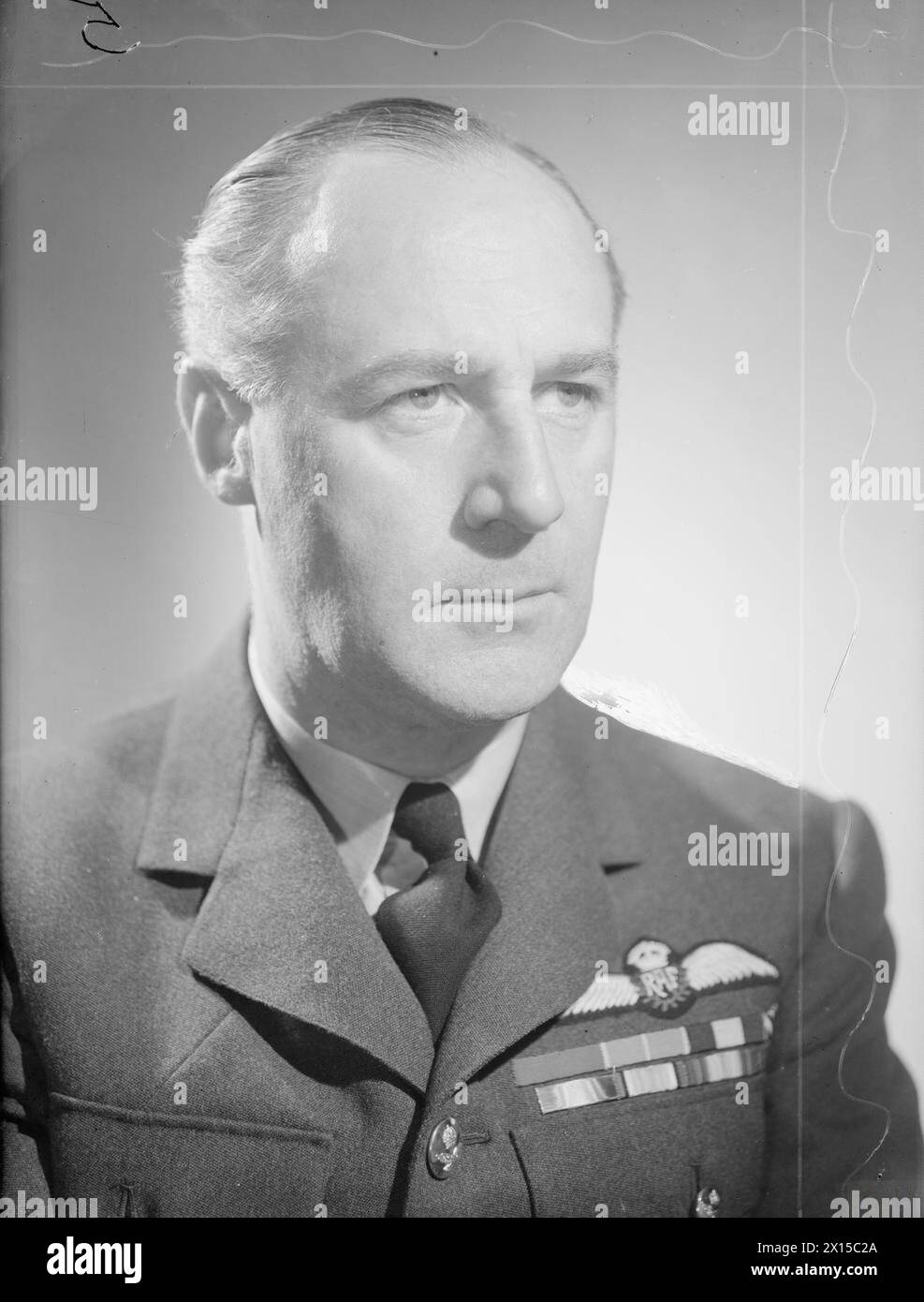 Air Marshal R S Sorley, Controller of Research and Development presso il Ministero della produzione aeronautica, fotografato presso l'Air Ministry, Londra, 1939-1945. Foto Stock
