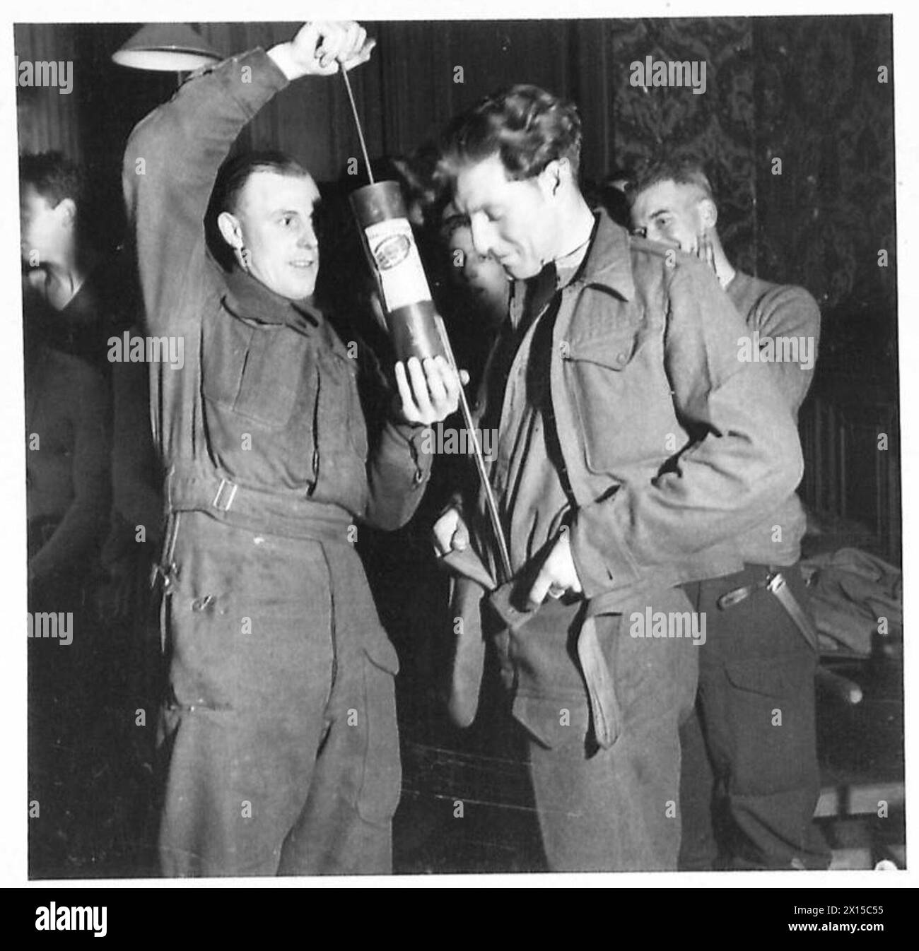 La polvere di DDT viene applicata sulla parte superiore dei pantaloni su entrambi i lati della stampella per prevenire malattie trasmesse da insetti tra i soldati. Foto Stock