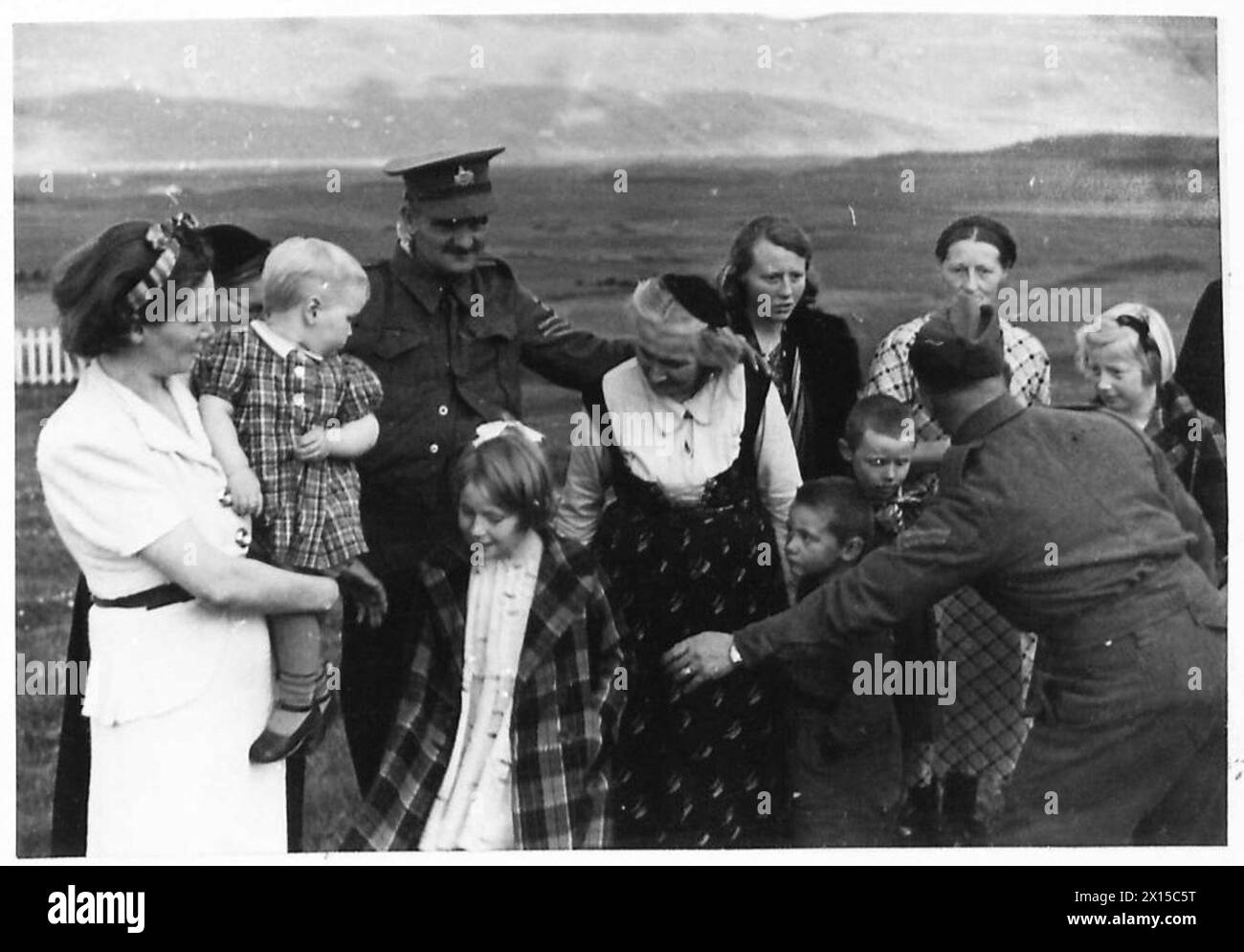 Gli uomini del Lincoln Regiment partecipano ad una festa in fattoria ad Akureyri durante lo schieramento dell'esercito britannico e canadese in Islanda. Foto Stock