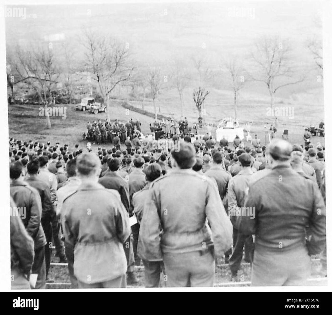 Il maggiore Charles E. Brown, cappellano, conduce un servizio mattutino di Pasqua leggendo il sermone "The Way of Victory" alla Fifth Army. Foto Stock