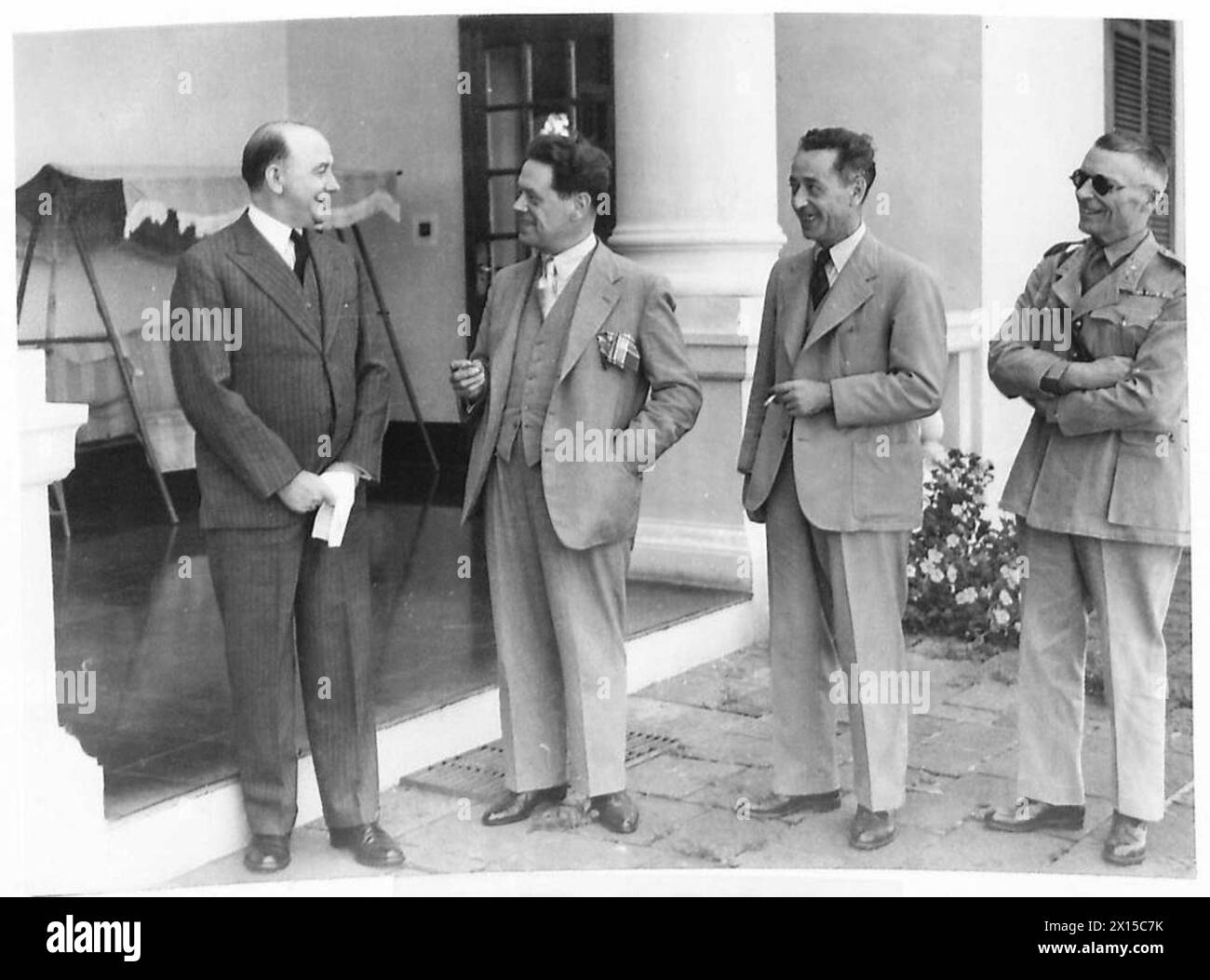 Un gruppo alla Casa del governo, Nairobi, tra cui il Governatore, il Ministro belga per le colonie, il Governatore generale del Congo belga e le truppe del governo della RPC nel Congo belga. Foto Stock