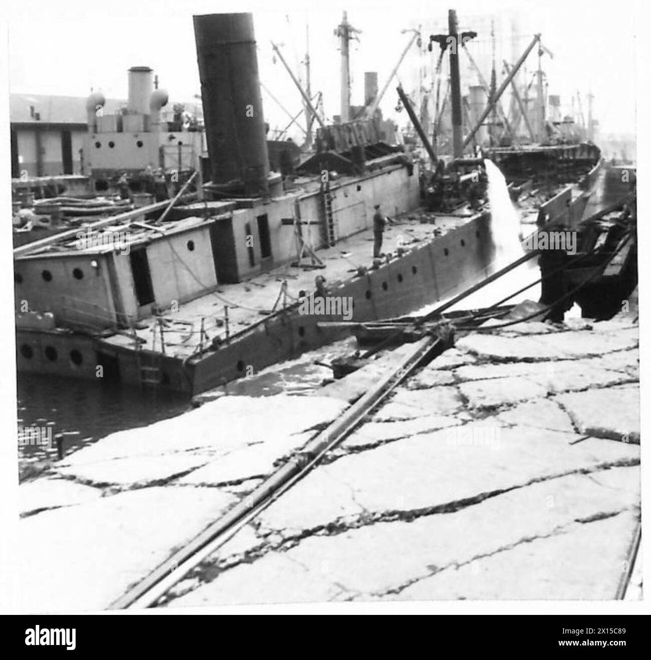 La vista dall'Amidship del recupero Fairhead mostra la banchina rotta in primo piano durante le operazioni dell'esercito britannico. Foto Stock