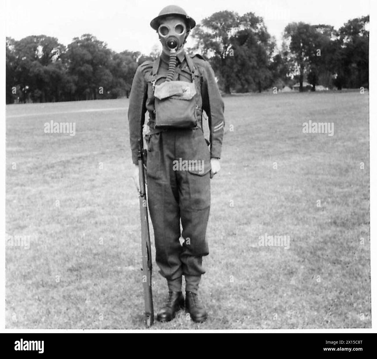 Le reclute vengono addestrate alla guerra chimica in una camera a gas, imparando ad operare con tute protettive e respiratori per prepararsi a potenziali minacce chimiche. Foto Stock Le reclute vengono addestrate alla guerra chimica in una camera a gas, imparando ad operare con tute protettive e respiratori per prepararsi a potenziali minacce chimiche. Foto Stock