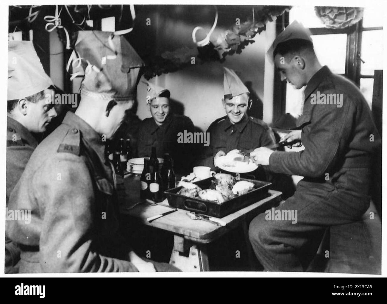 Le truppe si godono il pranzo di Natale come parte della tradizione militare e delle attività morali. Foto Stock
