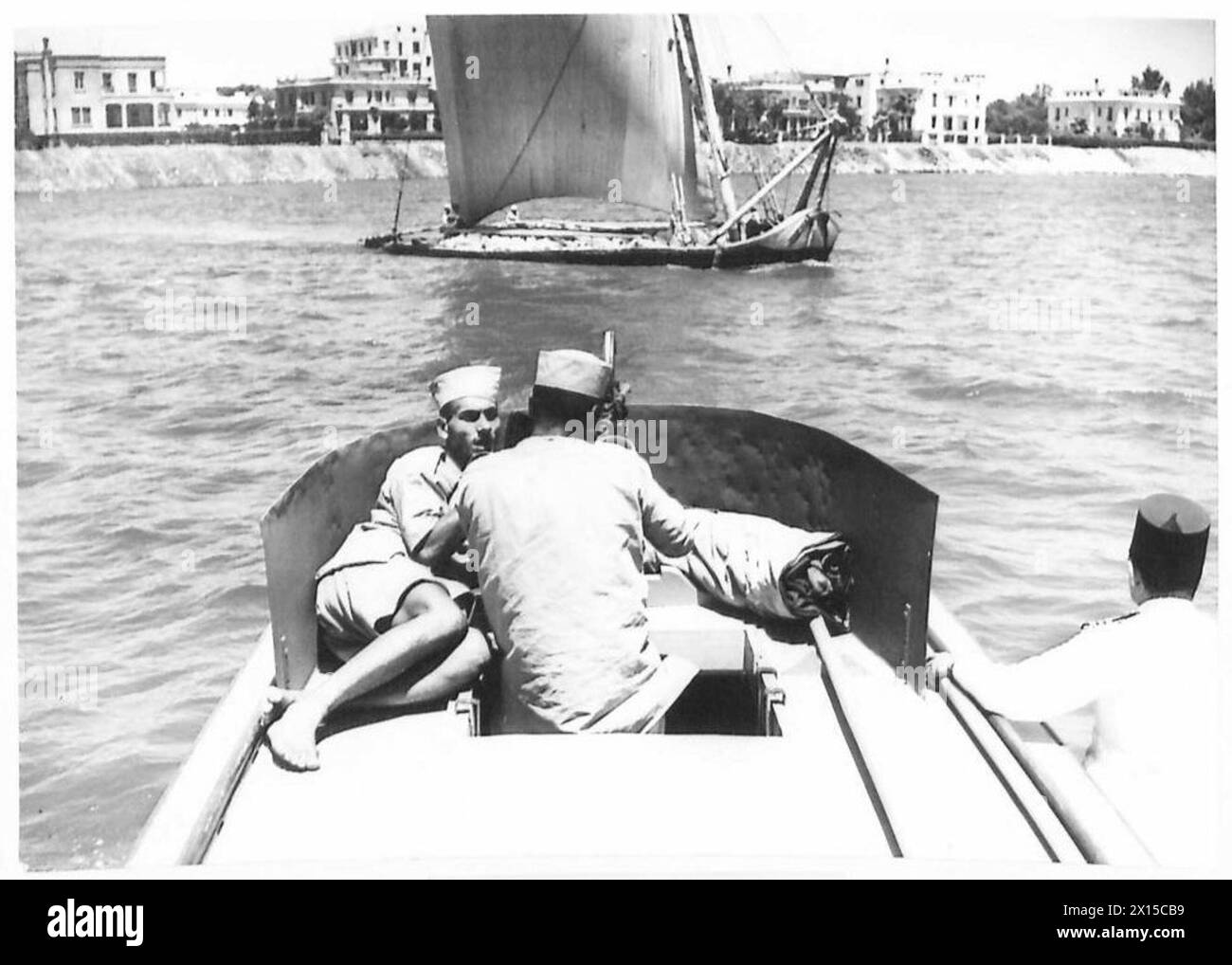 Le pattuglie armate di lancio a motore monitorano ponti e fiumi lungo il fiume Nilo in Egitto durante le operazioni dell'esercito britannico. Foto Stock
