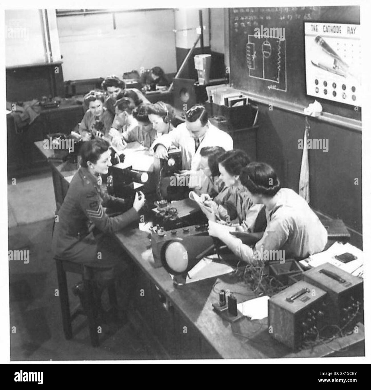 Il sergente Gwen Farren istruisce il personale ATS sui meccanici elettrici e wireless che utilizzano un tubo a raggi catodici. Entrò a far parte dell'ATS nel 1939 e divenne Sergente Instructor nel 1942, prestando servizio in vari siti dell'esercito, tra cui installazioni AA. Foto Stock