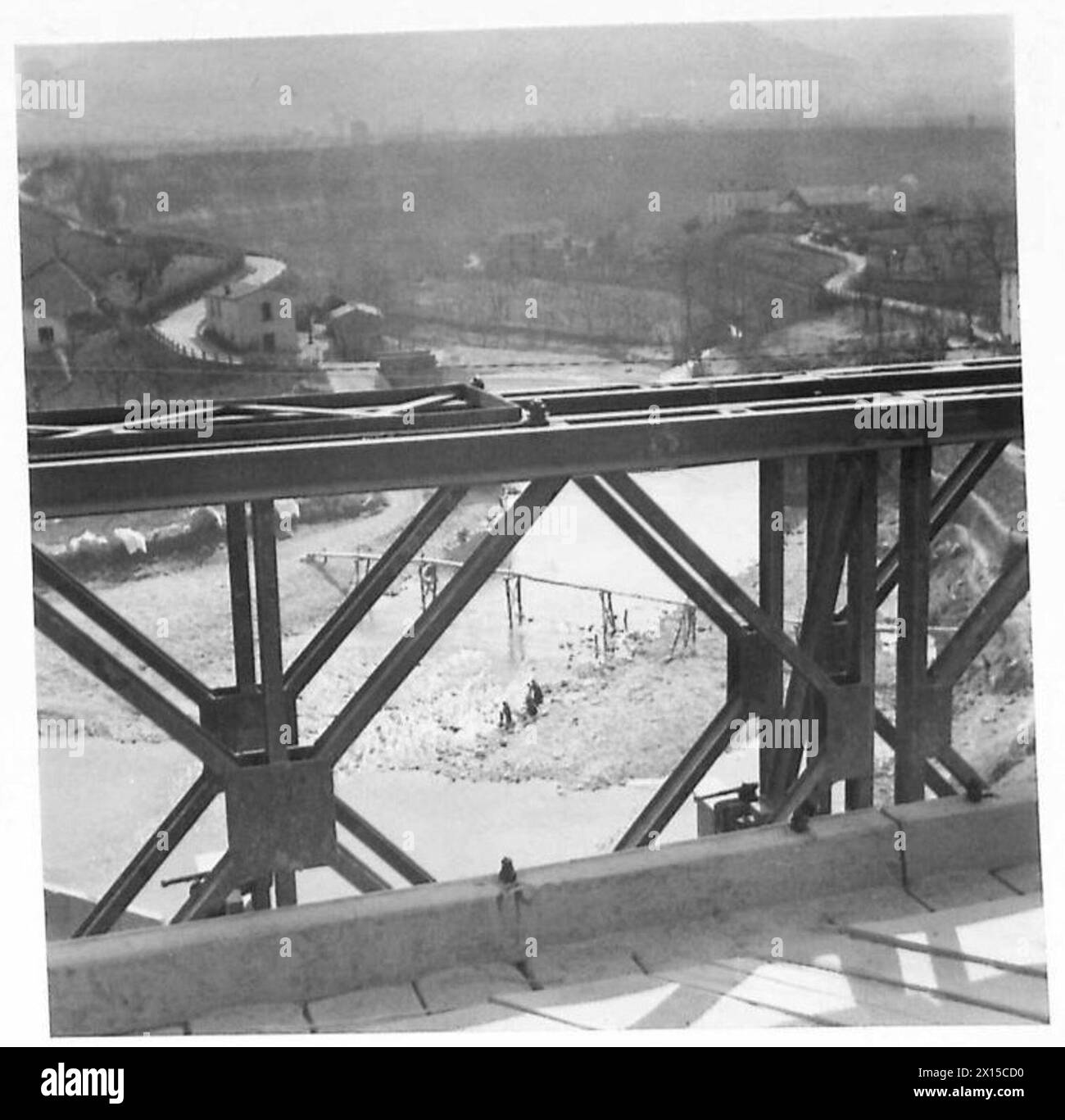 Vista dal centro di un ponte Bailey che mostra la costruzione e il dispiegamento sotto le operazioni dell'ottava Armata. Foto Stock
