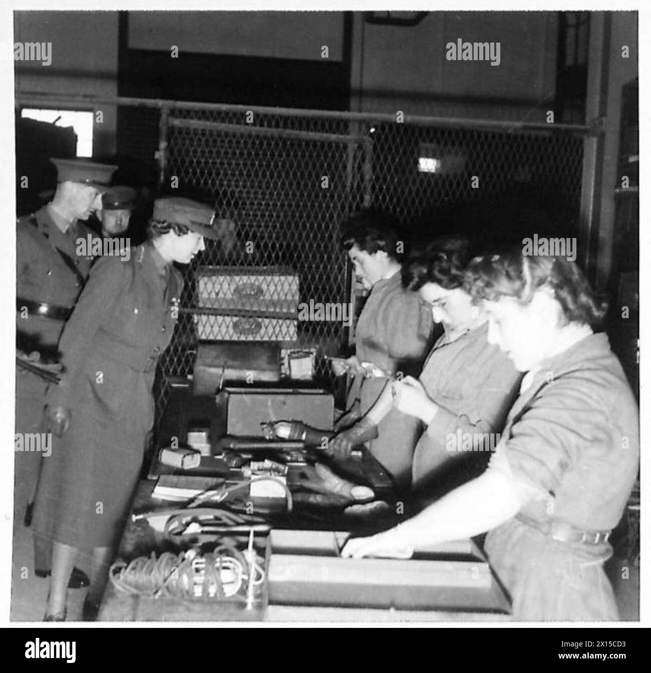 HRH The Princess Royal osserva il personale ATS che prepara e prepara kit di attrezzi presso i depositi di ordigni. Foto Stock