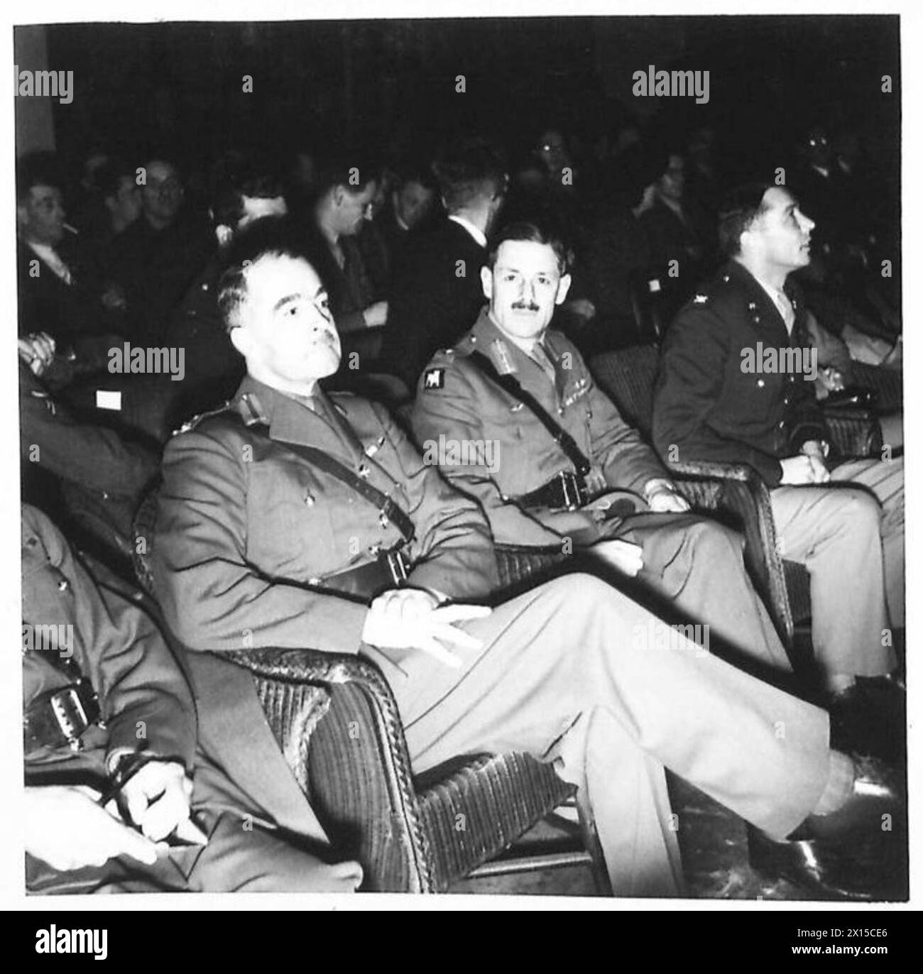 Il brigadiere A.F. Hopwood, il tenente generale J.A.H. Gammell, e il colonnello J.S. Sutton osservano un torneo di pugilato militare da bordo ring, mettendo in evidenza gli sport dell'esercito e le attività di allenamento. Foto Stock