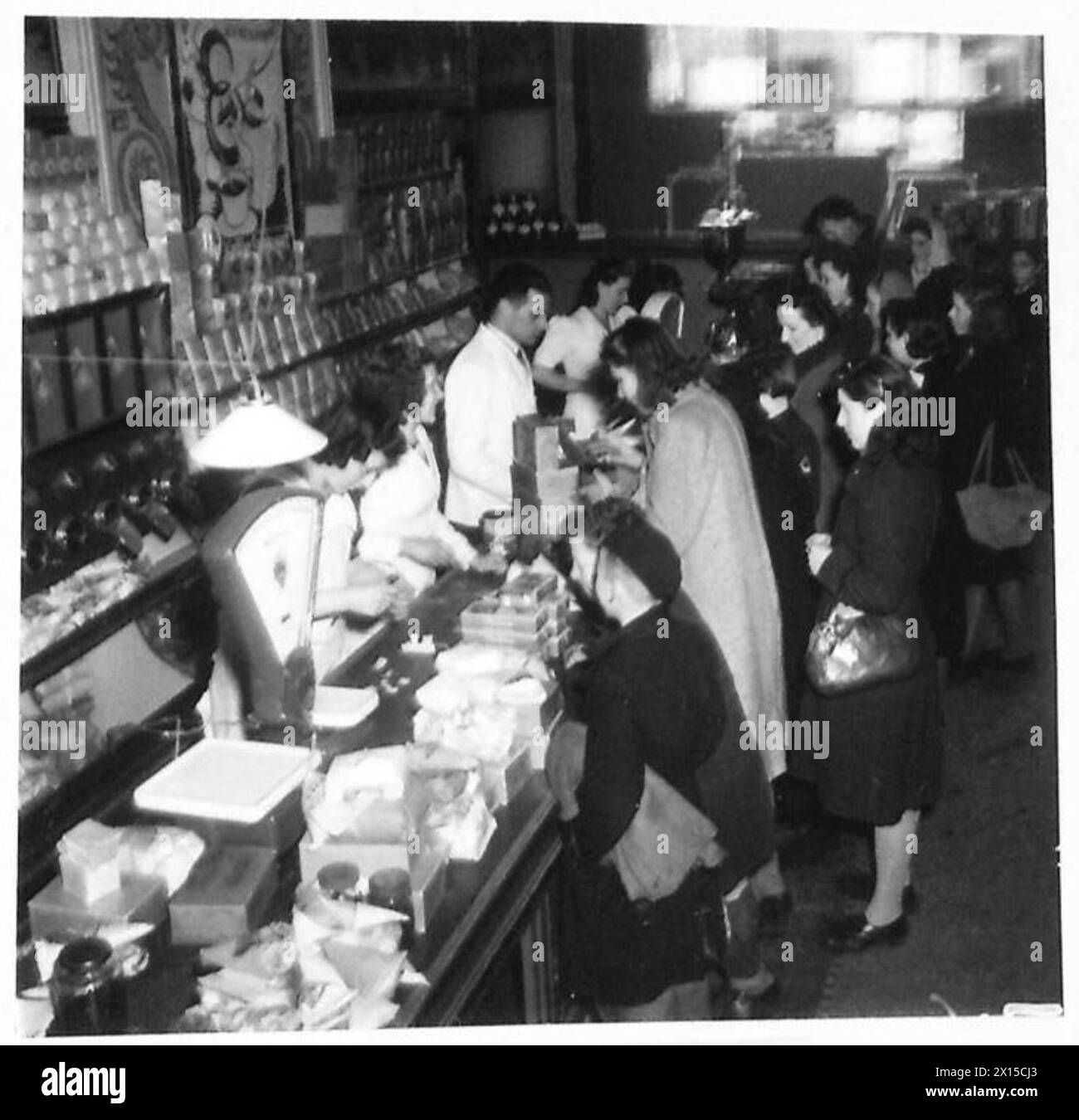 Nell'Olanda liberata, l'esercito britannico distribuisce razioni alle famiglie, con una media di 5-6 membri. Ciascuno riceve una fornitura di due settimane con oltre 2.000 calorie a persona, migliorando rispetto alle precedenti razioni tedesche, anche se il trasporto rimane una sfida. Foto Stock