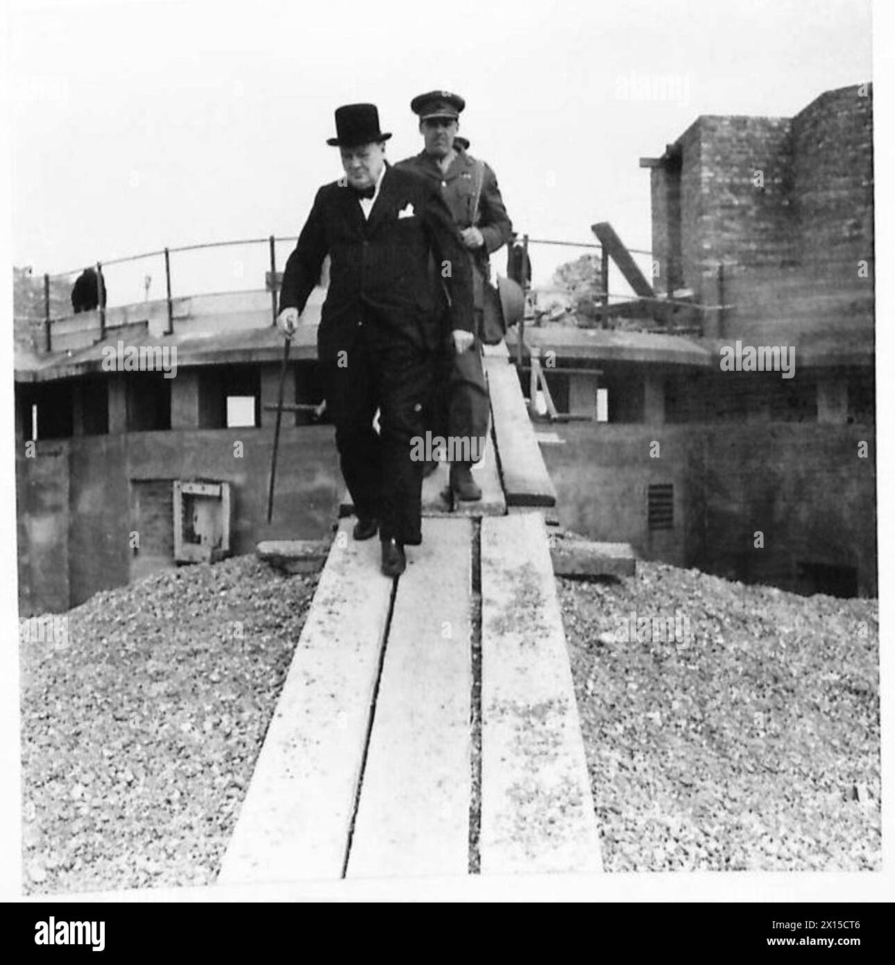 Il primo ministro Winston Churchill ispeziona le installazioni di difesa costiera a Dungeness durante i preparativi dell'esercito britannico. Foto Stock