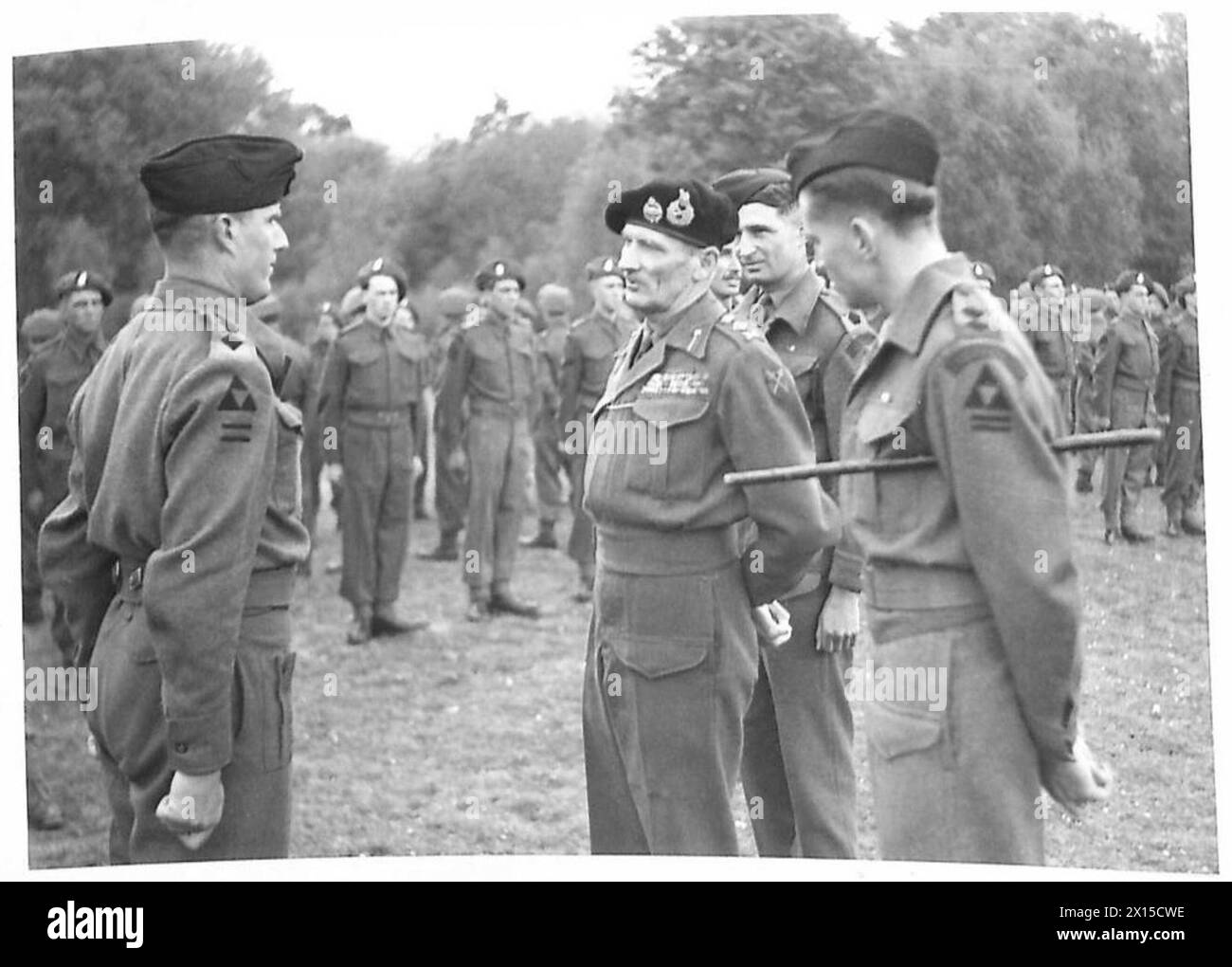 Il generale Montgomery ispeziona i Royal Ulster Rifles e parla con il tenente D.H. Walsh di Dublino. Foto Stock