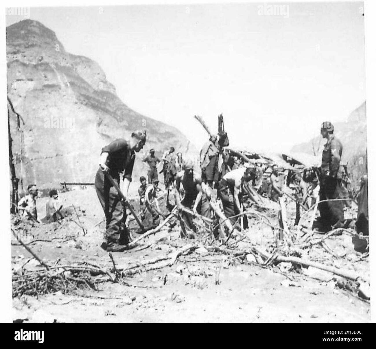 LA STRADA PER IL BRENNERO - i prigionieri tedeschi eseguono lavori di riparazione sulla ferrovia che porta al Brennero Pass British Army Foto Stock