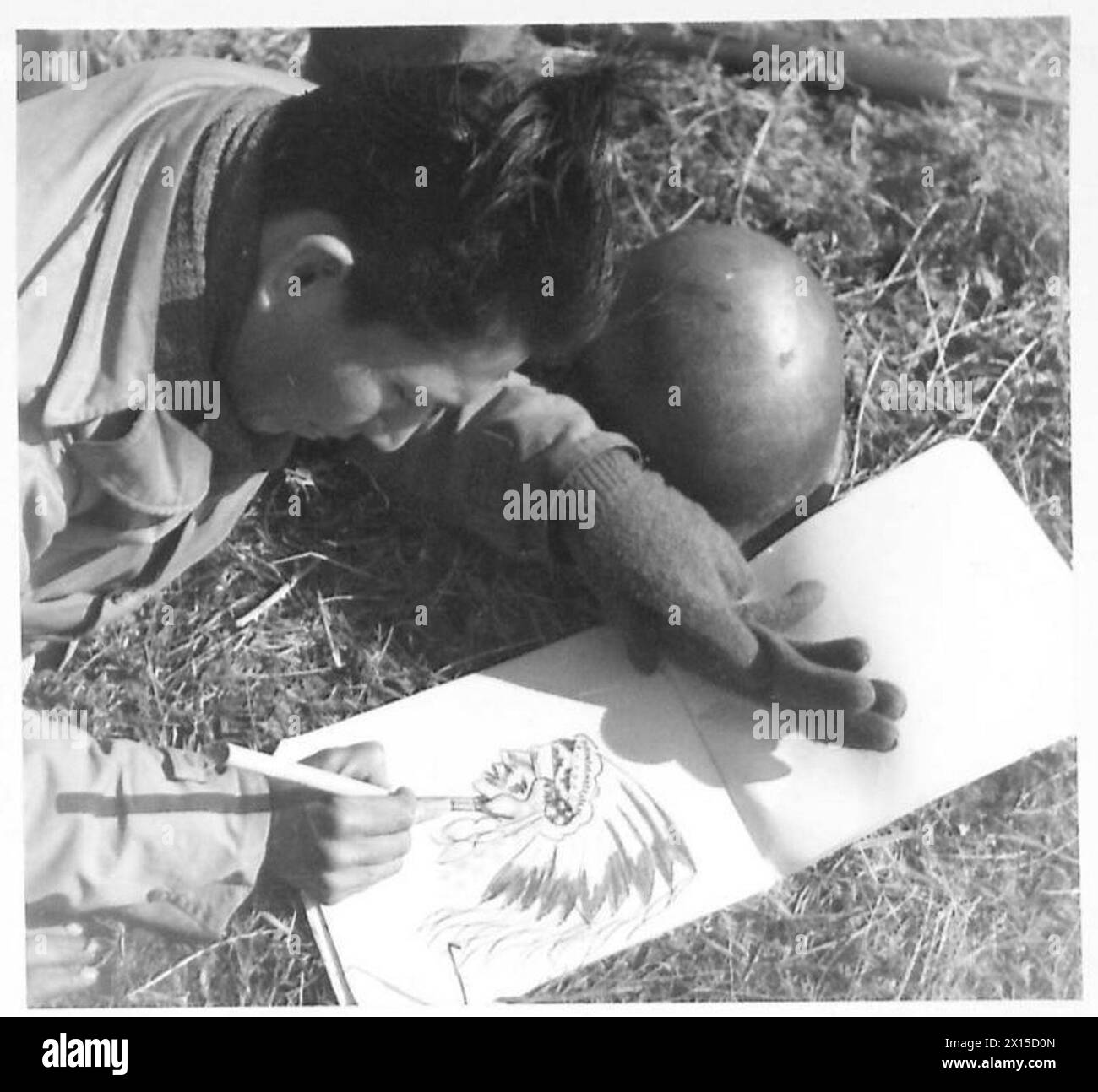 Pte. Tallbird, un soldato indiano con le forze statunitensi ad Anzio, completa un disegno di un capo indiano in vernice da guerra. Foto Stock Pte. Tallbird, un soldato indiano con le forze statunitensi ad Anzio, completa un disegno di un capo indiano in vernice da guerra. Foto Stock