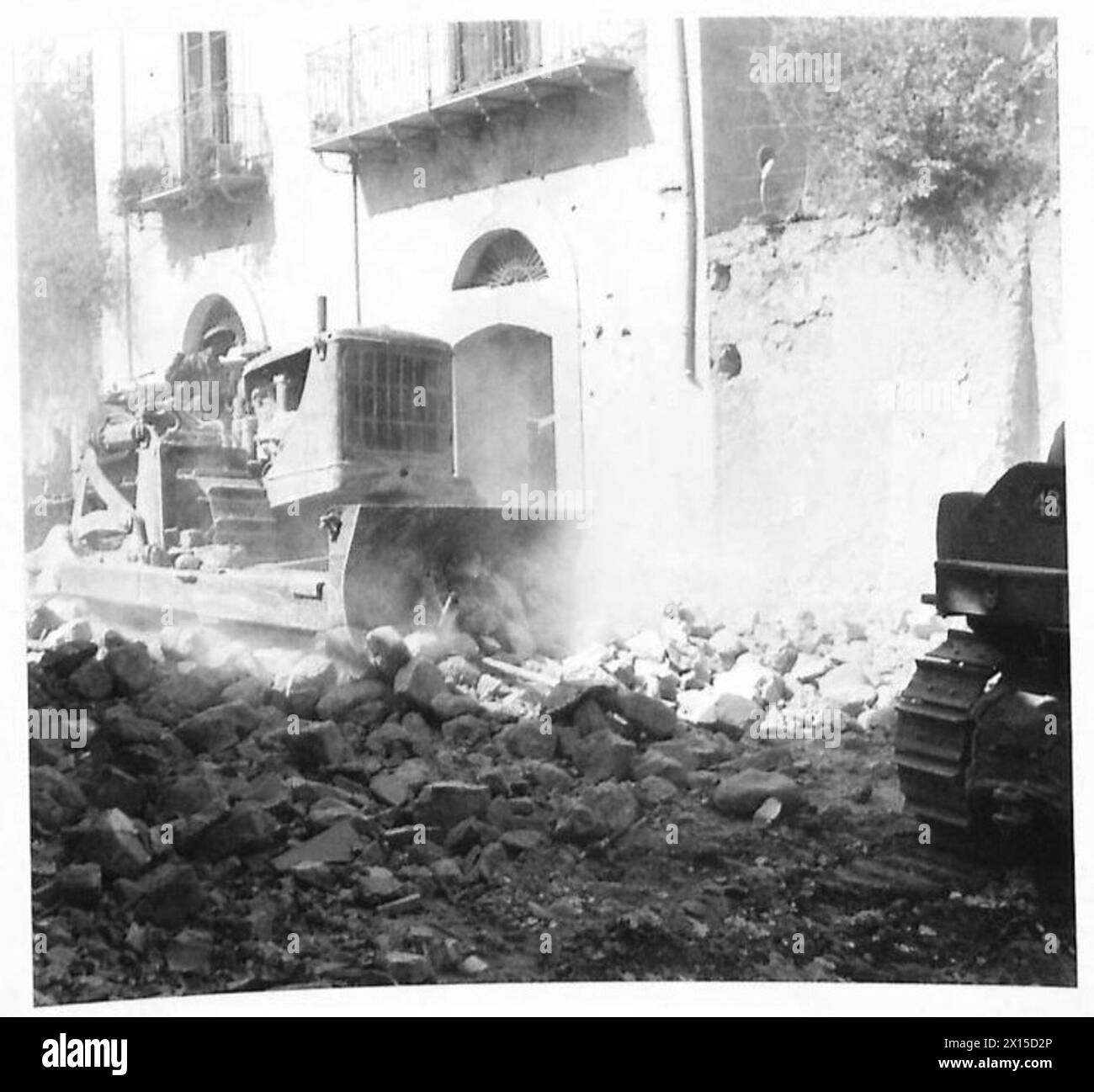 I Royal Engineers usano i bulldozer per eliminare i detriti dalle strette strade di San-Mango per facilitare l'avanzata britannica. Foto Stock