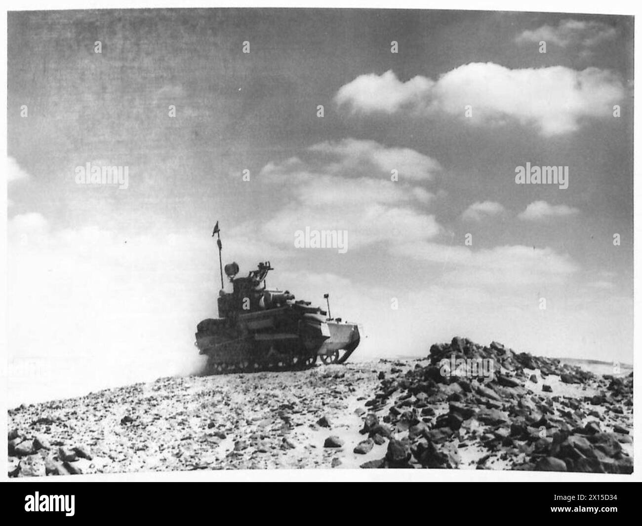 I carri armati navigano su terreni accidentati del deserto durante le operazioni di pattuglia, dimostrando mobilità e spiegamento tattico delle unità corazzate. Foto Stock