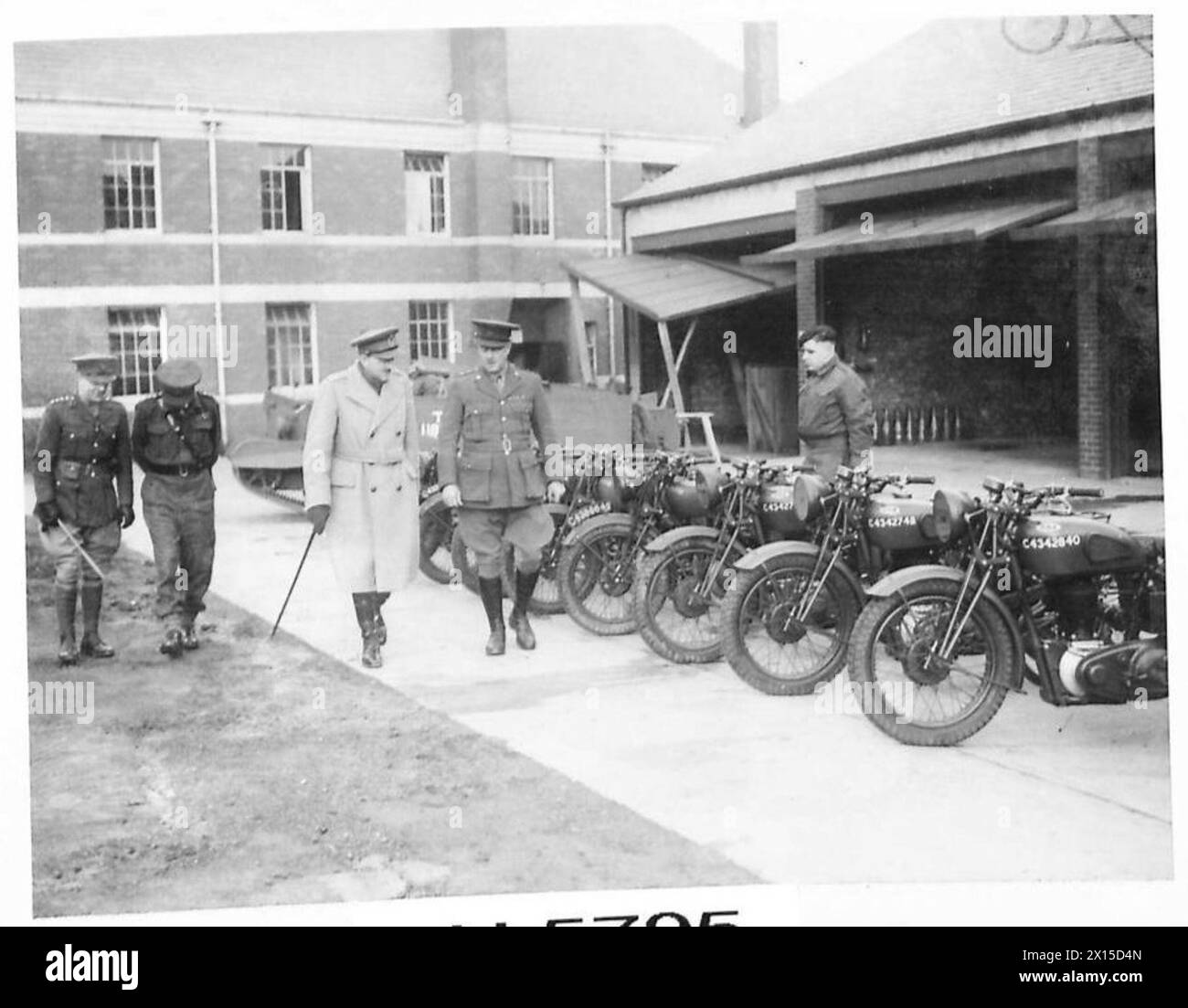 Fotografia che mostra Sir Allan Brooke che ispeziona le operazioni di trasporto dell'8th East Yorkshire Regiment vicino a Fulwell, Sunderland Foto Stock