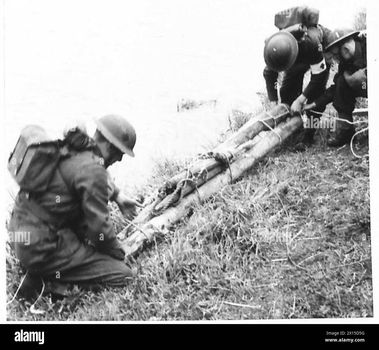 NUOVO METODO PER OTTENERE VITTIME SUL FIUME - gli uomini preparano la falda metallica e le zampe che vengono disegnate attraverso il filo dell'esercito britannico Foto Stock
