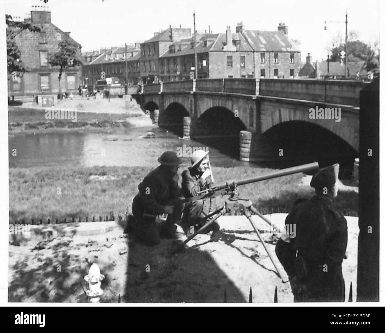 I soldati della Home Guard gestivano un proiettore di bomba Northover che copriva un ponte durante le esercitazioni. La scena mostra i preparativi difensivi e il dispiegamento delle unità ausiliarie dell'esercito britannico. Foto Stock