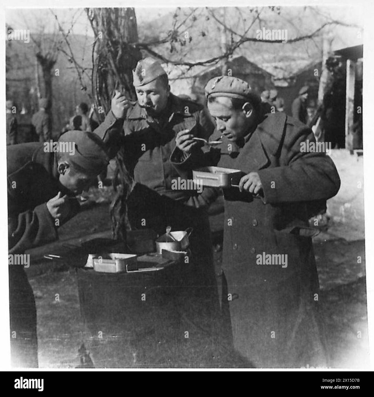 RIMPATRIO DELLE TRUPPE del 2° CORPO POLACCO DALL'ITALIA ALLA POLONIA, 1945-1946 - truppe del 2° corpo polacco consumano il pranzo in uno dei campi di rimpatrio nell'area di Cervinara, 13 dicembre 1945. Sequenza di NA 26518 - NA 26533 è stato girato durante le riprese di un film sul rimpatrio delle truppe polacche dall'Italia. Questo film è stato specificatamente richiesto dagli uffici britannici per gli affari esteri e la guerra.a seguito di un accordo a Vienna il 12 novembre 1945, tra il comando alleato in Italia, le autorità russe, polacche e cecoslovacche, il primo contingente di 1 000 soldati polacchi su 14 000 wh Foto Stock