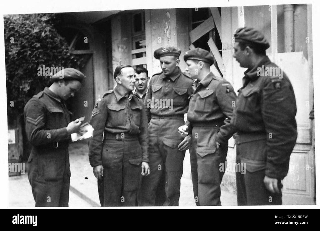 Un ex hotel di lusso francese funge da club di riposo per le truppe britanniche, con il capitano MacHoag che supervisiona le operazioni dello staff. Foto Stock