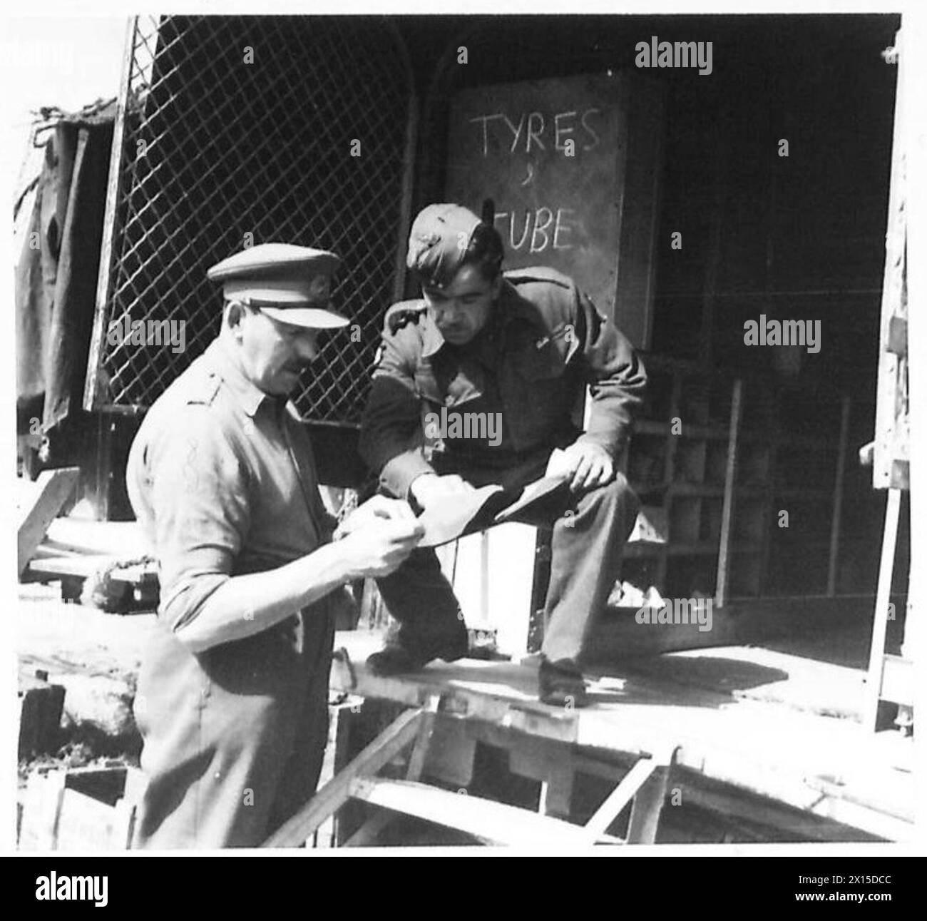 Il soldato J. Kelly di Scozia, che prestava servizio nel Royal Army Ordnance Corps, indica gli oggetti nella sua lista di stock mentre il generale Leese fa un tour nell'Ottava Armata. Foto Stock