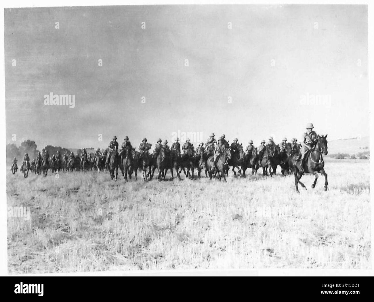 TRUPPE A CAVALLO IN PALESTINA - fuori per esercitazione mattutina su un paese ruvido, British Army Foto Stock