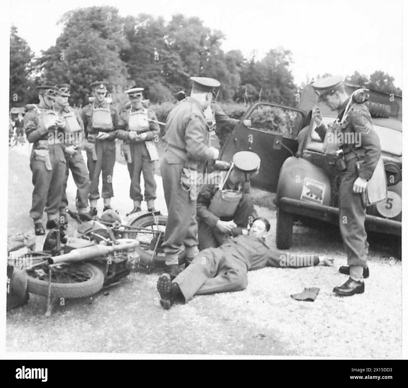 I cadetti della polizia militare, noti come Red Caps, partecipano a un incidente dimostrativo per imparare le procedure sotto la lezione di un sergente maggiore. Foto Stock