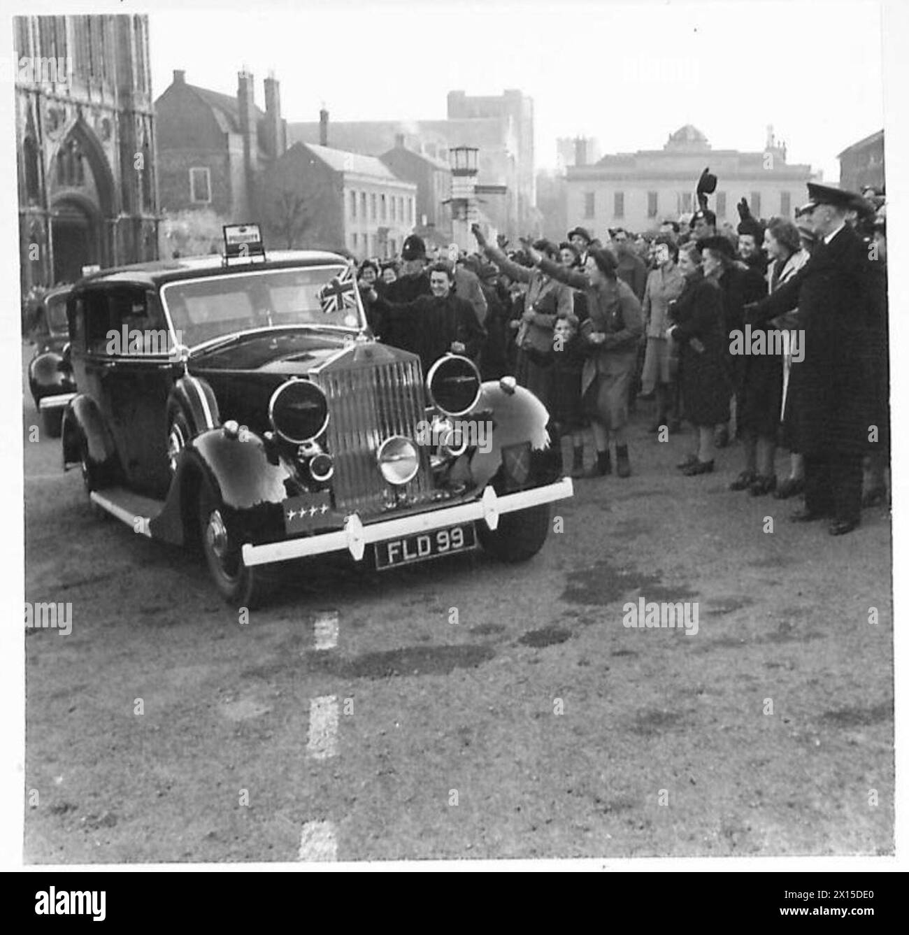 La folla tira l'auto del generale Montgomery mentre arriva al municipio di Bury St. Edmunds durante il suo tour del 21st Army Group. Foto Stock