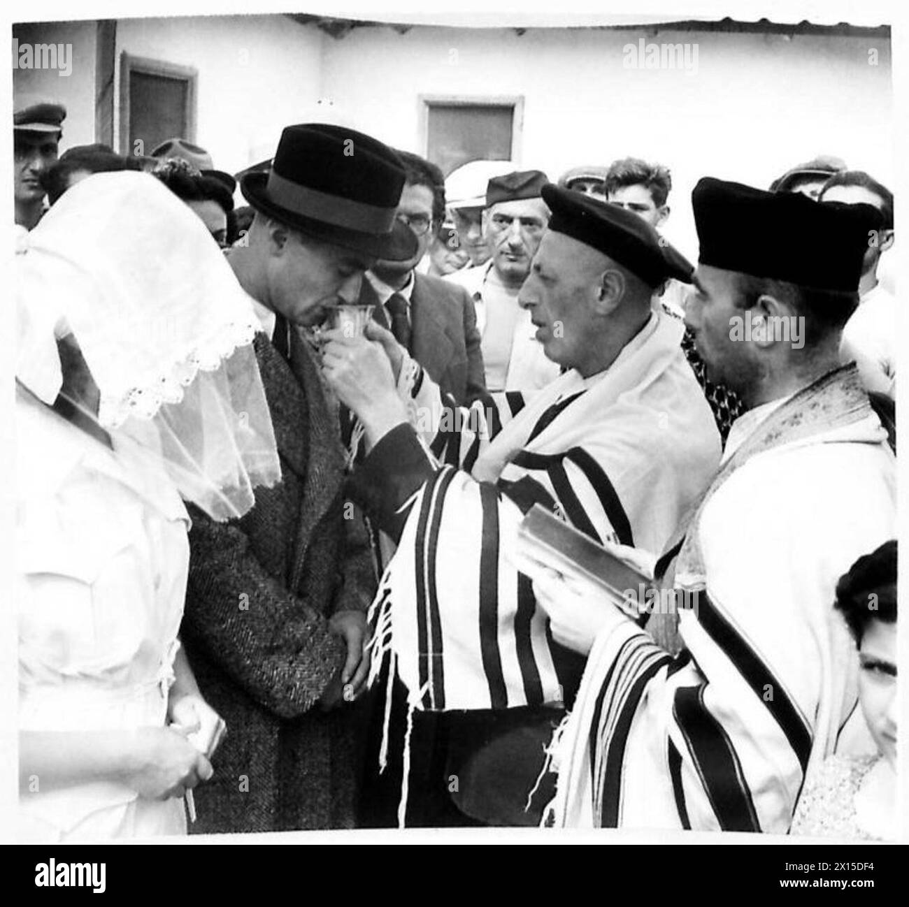 Un matrimonio ha avuto luogo in un campo di concentramento in una sinagoga costruita dalla fraternità ebraica, con la sposa di 21 anni Miriam Meitlinger della Cecoslovacchia e lo sposo di 30 anni Bandy Hahn della Jugoslavia, con lo sposo che beve vino tenuto dal sacerdote. Foto Stock