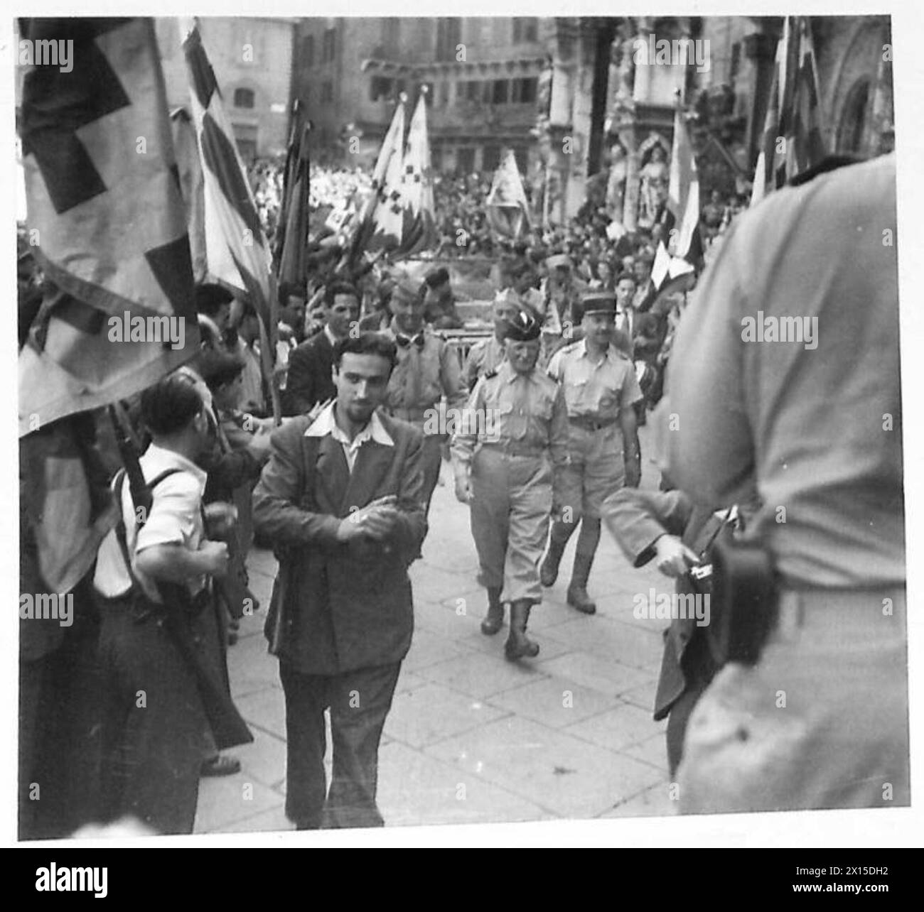 Il generale De Monsabert e il suo staff si trovano all'interno della sala del Segretario di Palazzo il Campa durante la caduta delle operazioni di Siena nella Quinta Armata. Foto Stock