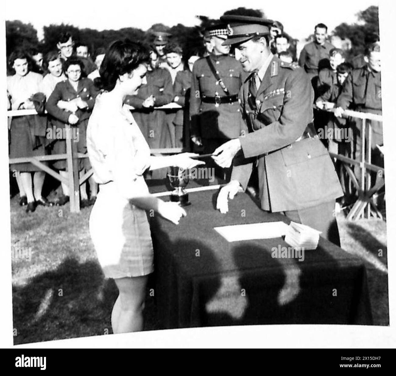 Il generale Bernard C.T. Paget presenta dei premi in occasione di un evento sportivo del 21st Army Group. Foto Stock
