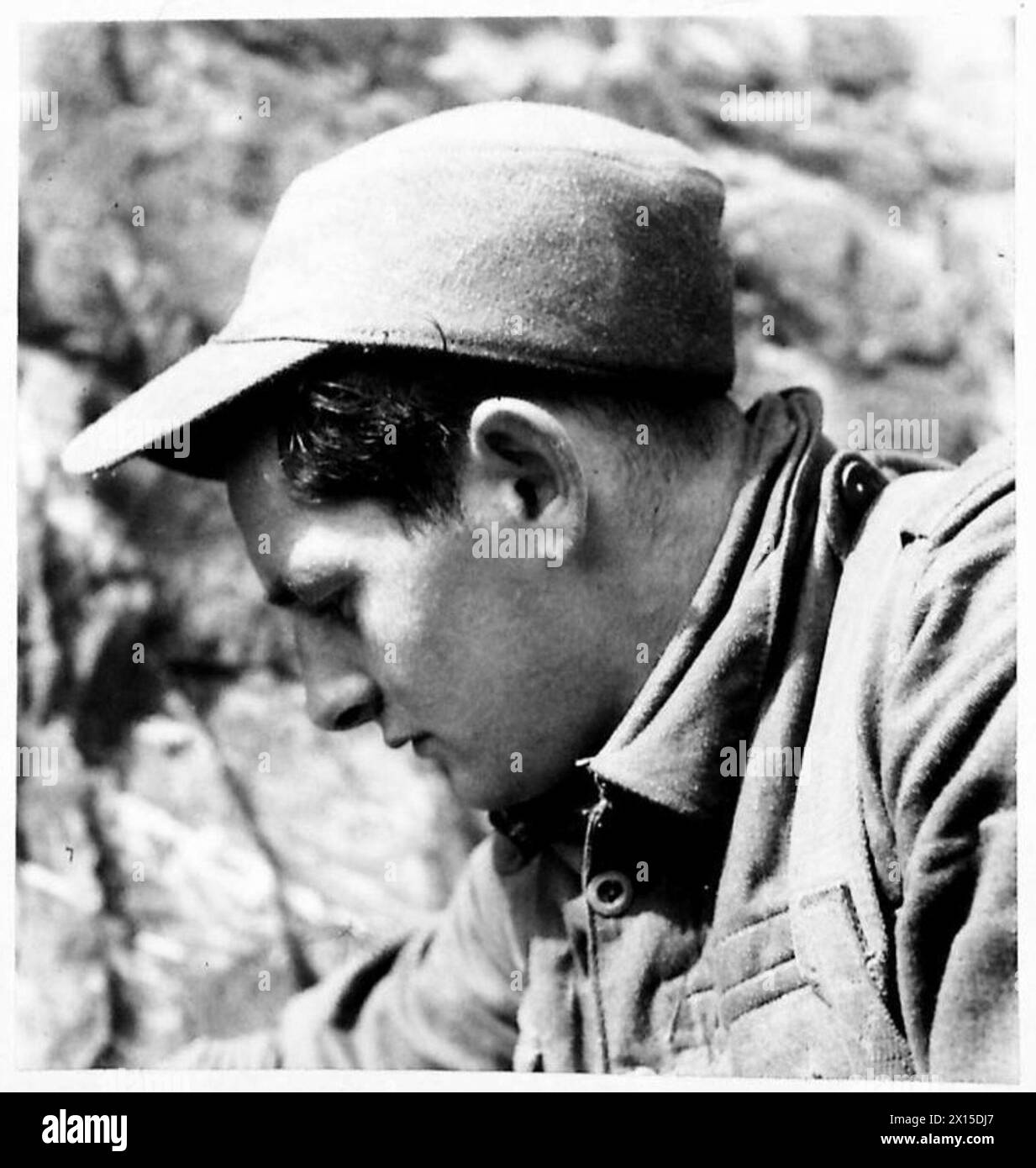 Il soldato privato C. Perry di Black Rock, nell'Irlanda del Sud, viene visto cucinare razioni durante i doveri di pace. Foto Stock