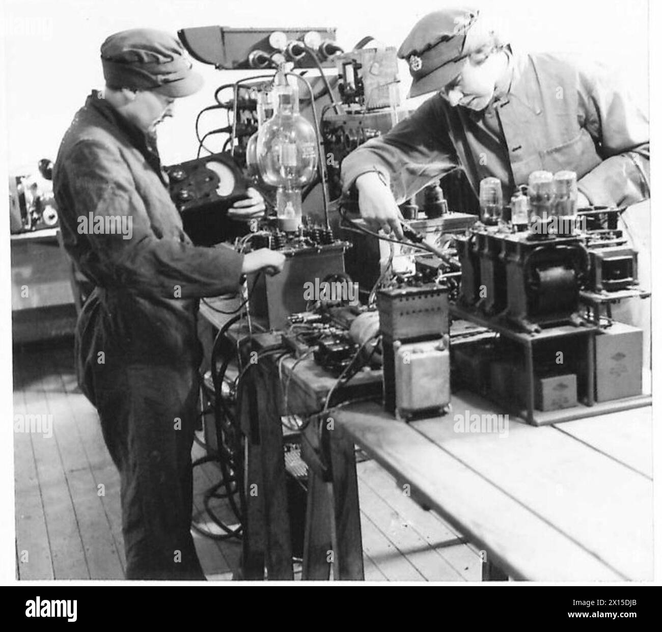 Le reclute di radiolocalizzazione gestiscono apparecchiature radio complesse come parte della formazione tecnica dell'esercito britannico. Foto Stock