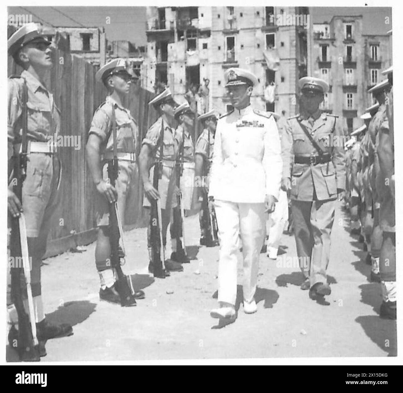 Sua Maestà il Re ispeziona una guardia d'onore dei Royal Marines durante la sua visita in Italia. Foto Stock