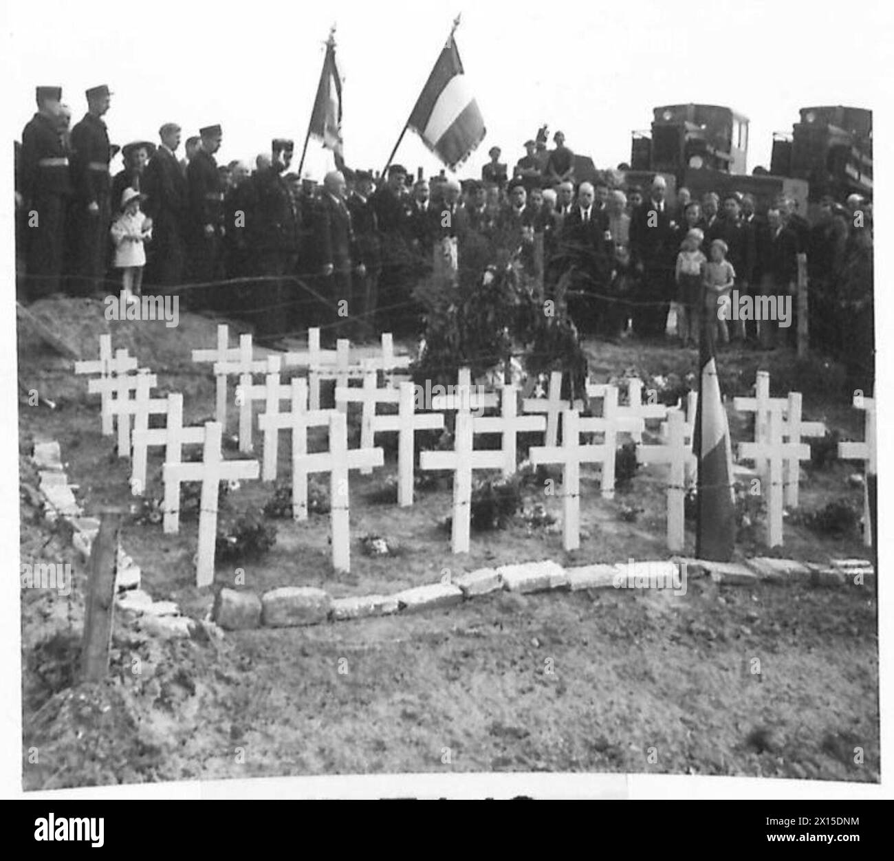 Il piccolo cimitero di Courseulles in Normandia contiene soldati britannici uccisi durante i primi sbarchi in Francia, mantenuti come parte del ricordo militare dell'esercito britannico. Foto Stock