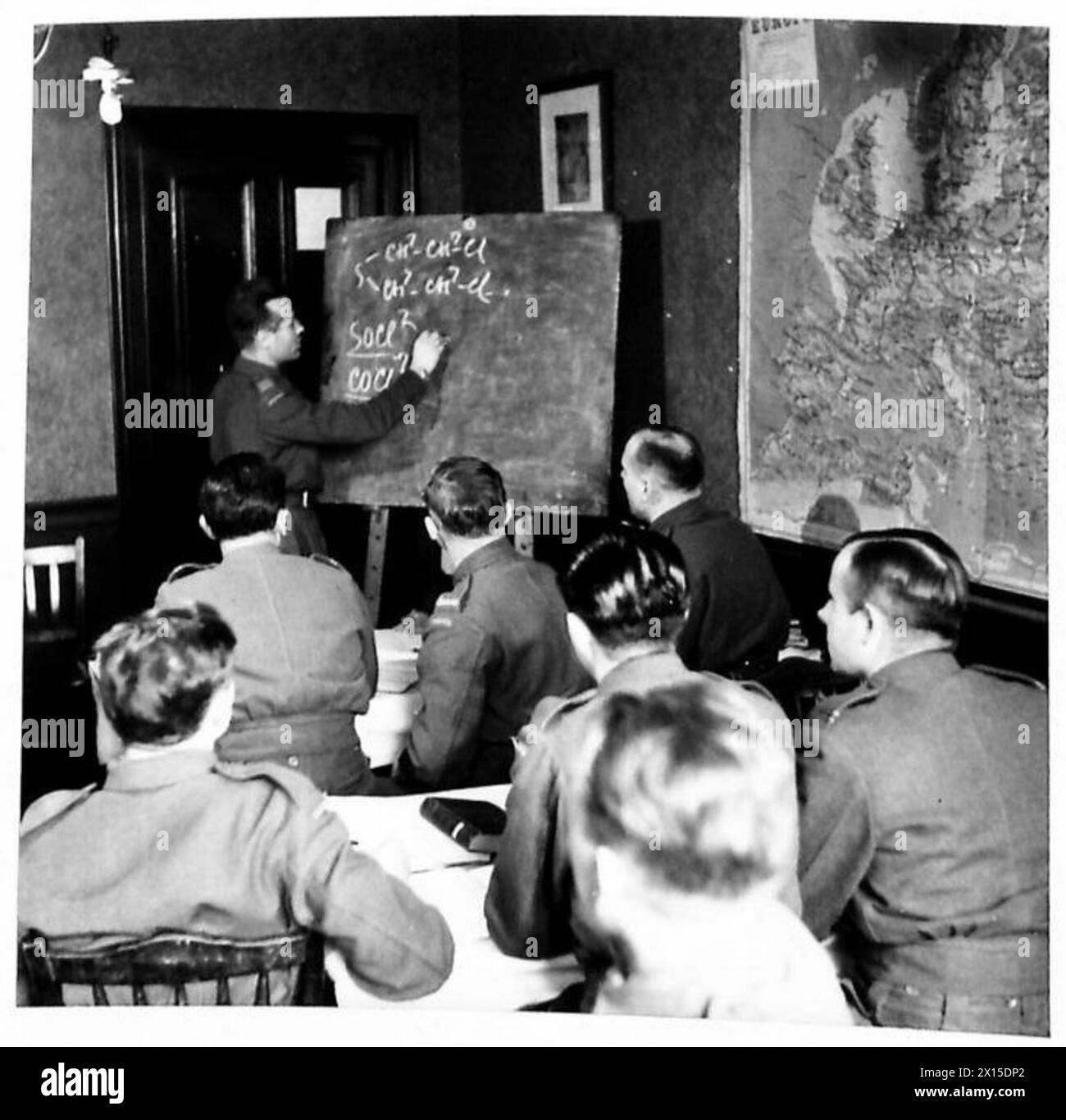 Gli studenti dell'esercito polacco ricevono lezioni specializzate a Newport-on-Tay da un professore polacco in preparazione a corsi universitari di inglese, scienze politiche, economia, letteratura francese, arti, chimica e ricerca. 100 studenti sono stati selezionati tra 350 candidati, con strutture fornite dall'Università di St Andrews e approvate dal generale Marian Kukiel del i corpo polacco, documentate dalle forze armate polacche in Occidente. Foto Stock