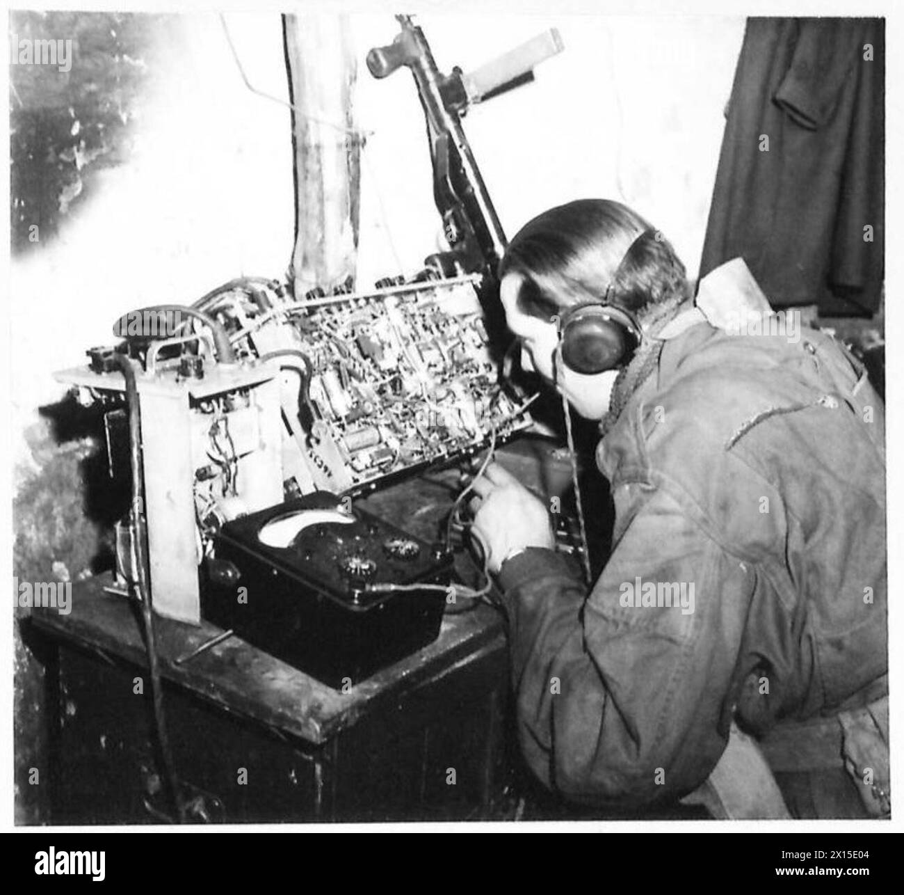 Lance Corporal Maynard del 49 Bristol Road, Leyton, ripara un set Wireless 22 come parte della manutenzione delle apparecchiature di segnale dell'esercito britannico, 21st Army Group. Foto Stock