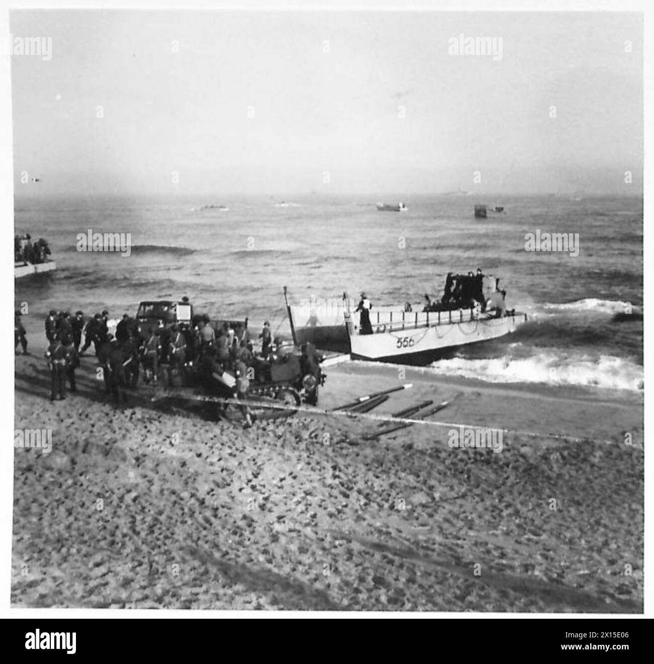 Il 9 novembre 1942, le truppe americane della 34th Infantry Division sbarcarono dal mezzo da sbarco 556 a Surcouf Beach, 20 miglia ad est di Algeri durante l'operazione Torch. Foto Stock