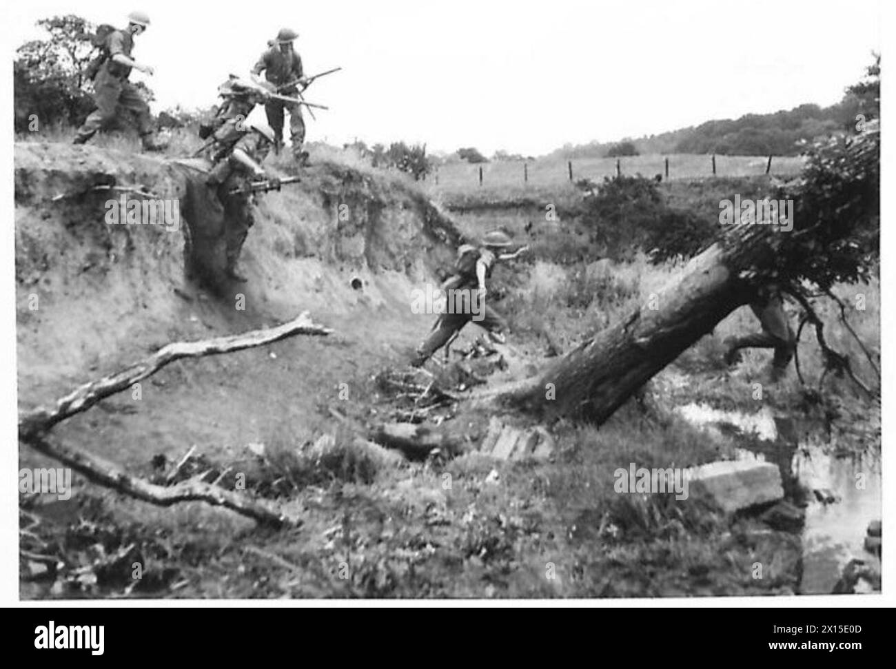 La fanteria attraversa un corso d'acqua e stabilisce le basi sulla sponda opposta durante un'esercitazione d'assalto dimostrando tattiche militari ai lavoratori delle fabbriche da parte dell'esercito britannico. Foto Stock