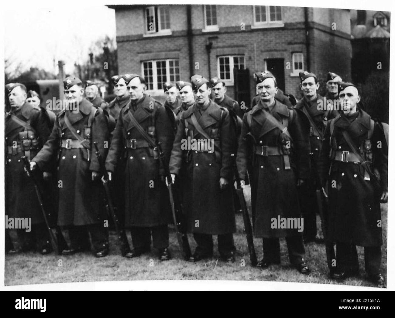 Le reclute del Royal Tank Corps e dell'11th Queen's Royal Regiment vengono addestrate a Farnborough in preparazione per i compiti di difesa in patria. Foto Stock