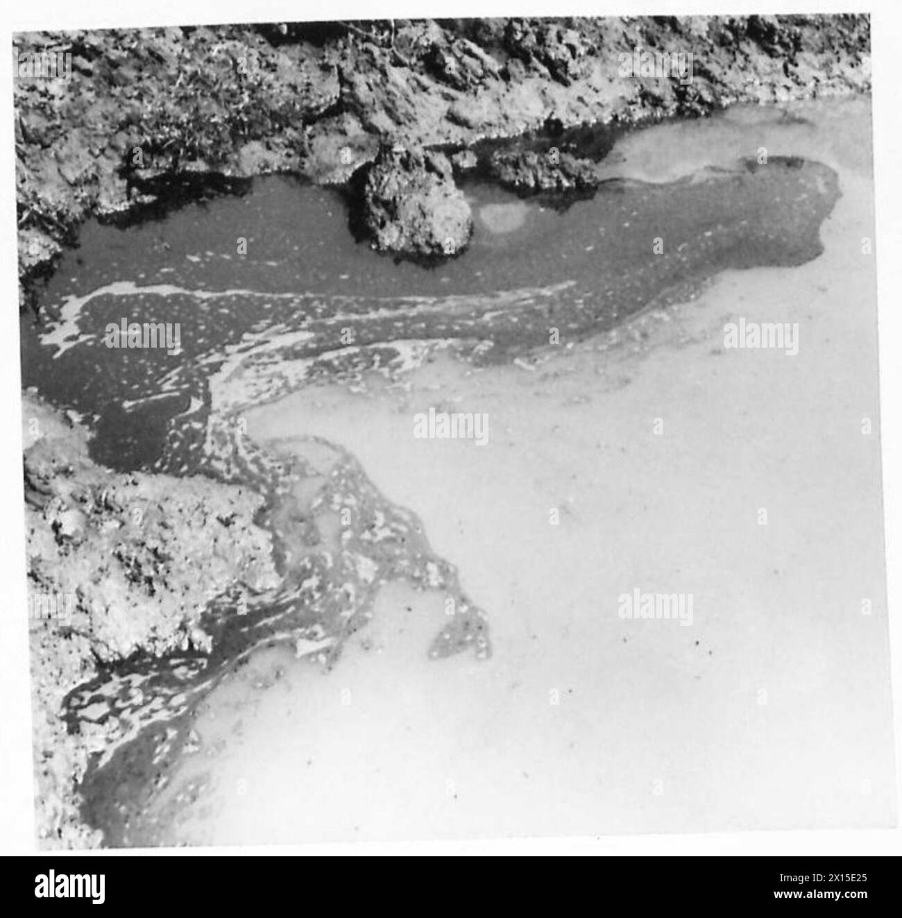 Alla testa di ponte di Anzio, il terreno paludoso crea acqua stagnante che incoraggia l'allevamento delle zanzare. I soldati britannici gestiscono i buchi di conchiglia riempendoli o lubrificandoli per ridurre il rischio di malaria. Foto Stock