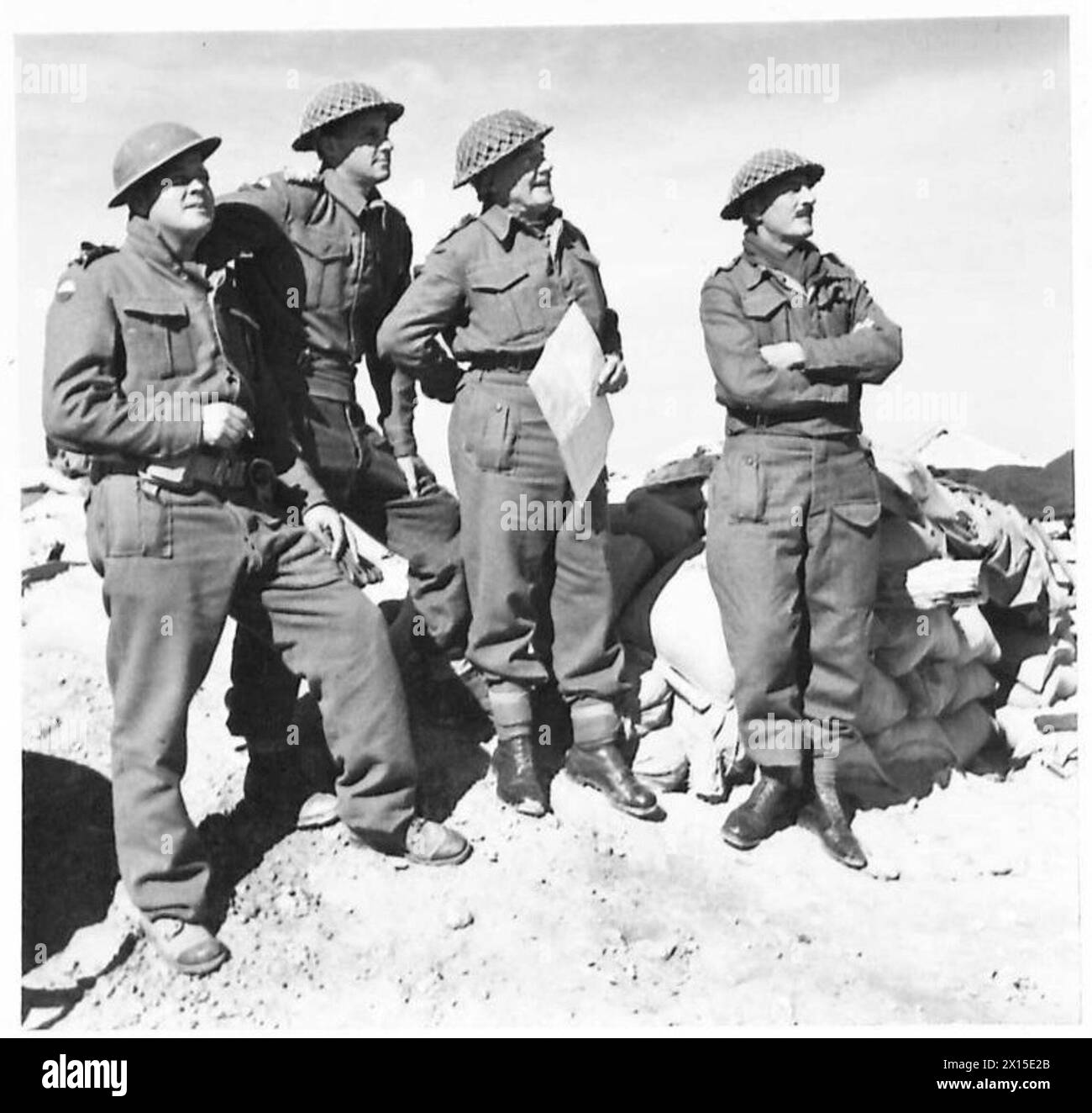 Il colonnello J.O. Henrey della Rand Light Infantry, Johannesburg Regiment, con ufficiali, sovrintende ad una compagnia che cattura due cannoni anticarro e quattro mitragliatrici durante un'offensiva notturna a Bardia, Western Desert, British Army. Foto Stock